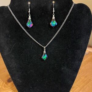 Iridescent necklace and earring set on a silver tone chain n dangle earring 17”